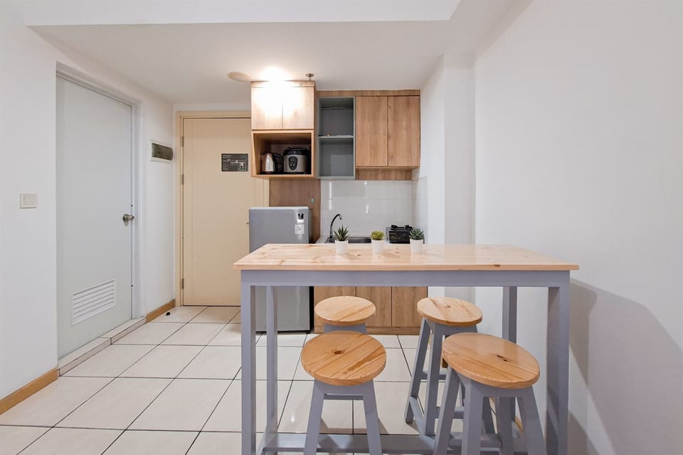 Apartment | Private kitchen | Fridge, stovetop, electric kettle, cookware/dishes/utensils