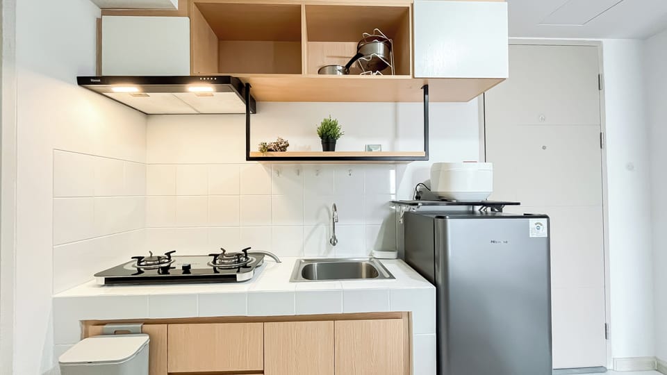 Apartment | Private kitchen | Fridge, stovetop, cookware/dishes/utensils