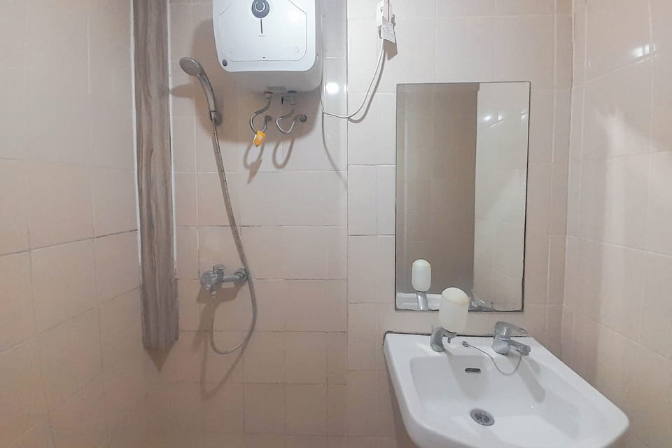 Apartment | Bathroom | Shower, free toiletries, towels