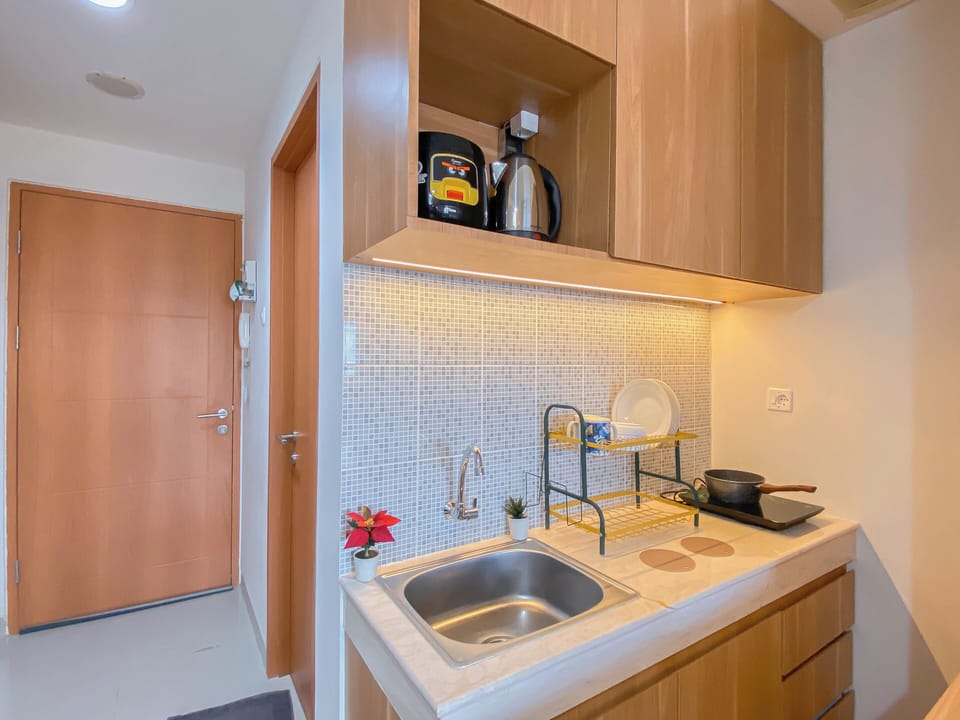 Apartment | Private kitchen | Fridge, stovetop, electric kettle, cookware/dishes/utensils