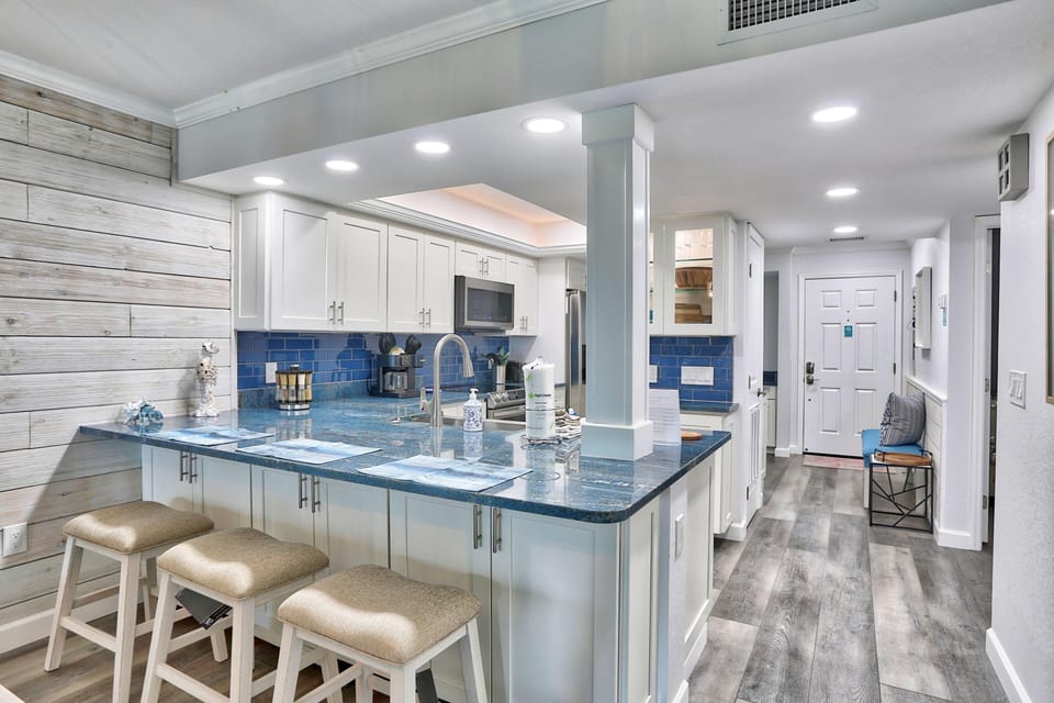 Condo, Multiple Beds (Land's End 11-302 Beach Front - Premi) | Private kitchen | Oven, toaster