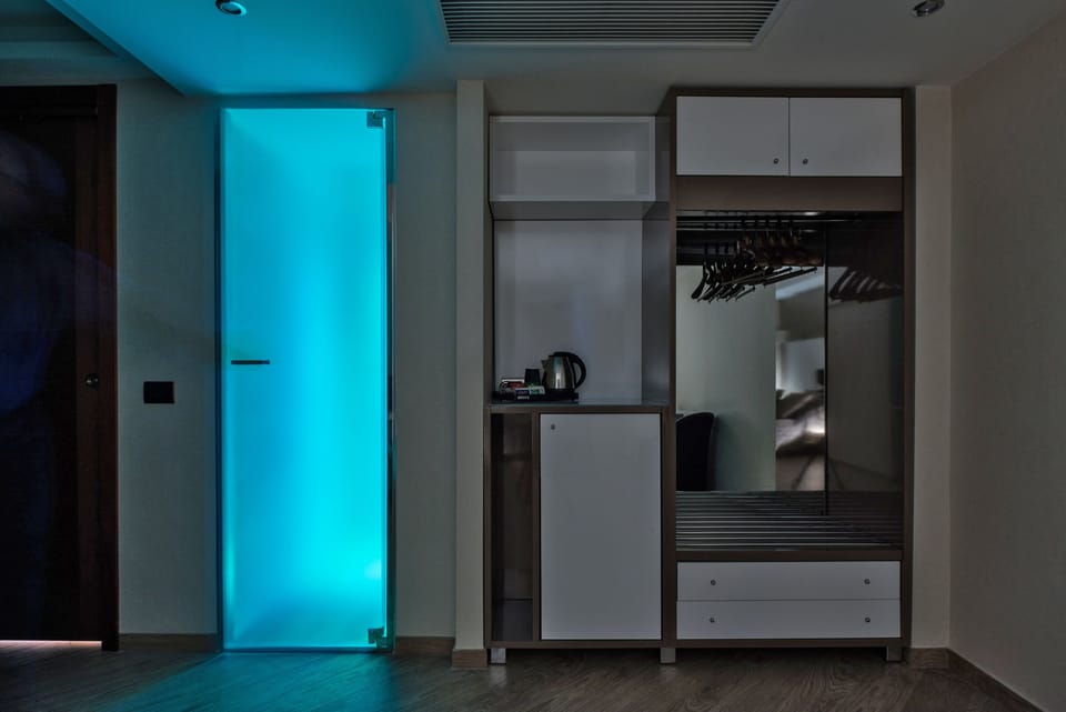 Egyptian cotton sheets, premium bedding, minibar, in-room safe