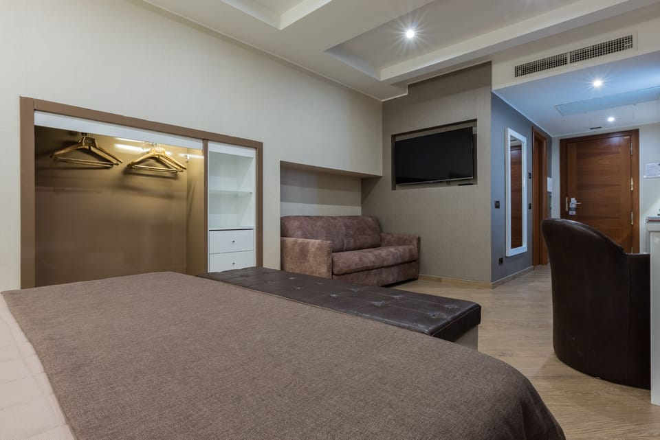 Egyptian cotton sheets, premium bedding, minibar, in-room safe