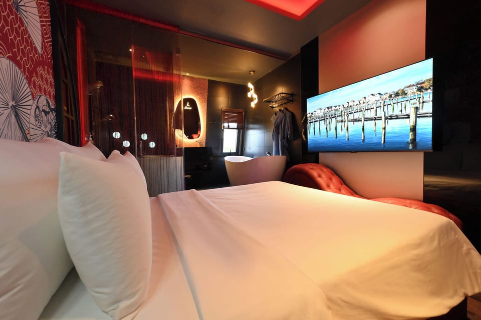 Premium Room, 1 Queen Bed, Balcony, Park View | Egyptian cotton sheets, premium bedding, Select Comfort beds