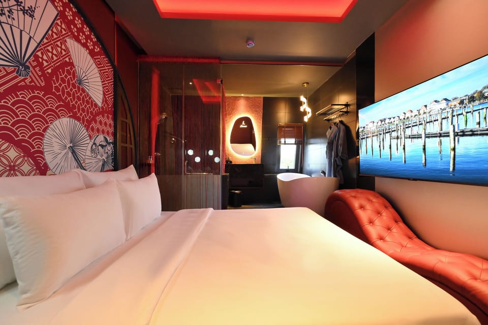 Premium Room, 1 Queen Bed, Balcony, Park View | Egyptian cotton sheets, premium bedding, Select Comfort beds