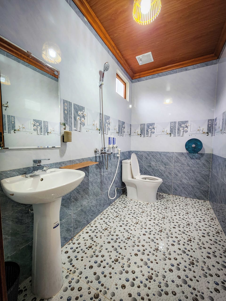 Double Room, Balcony, Mountain View | Bathroom | Shower, rainfall showerhead, free toiletries, hair dryer