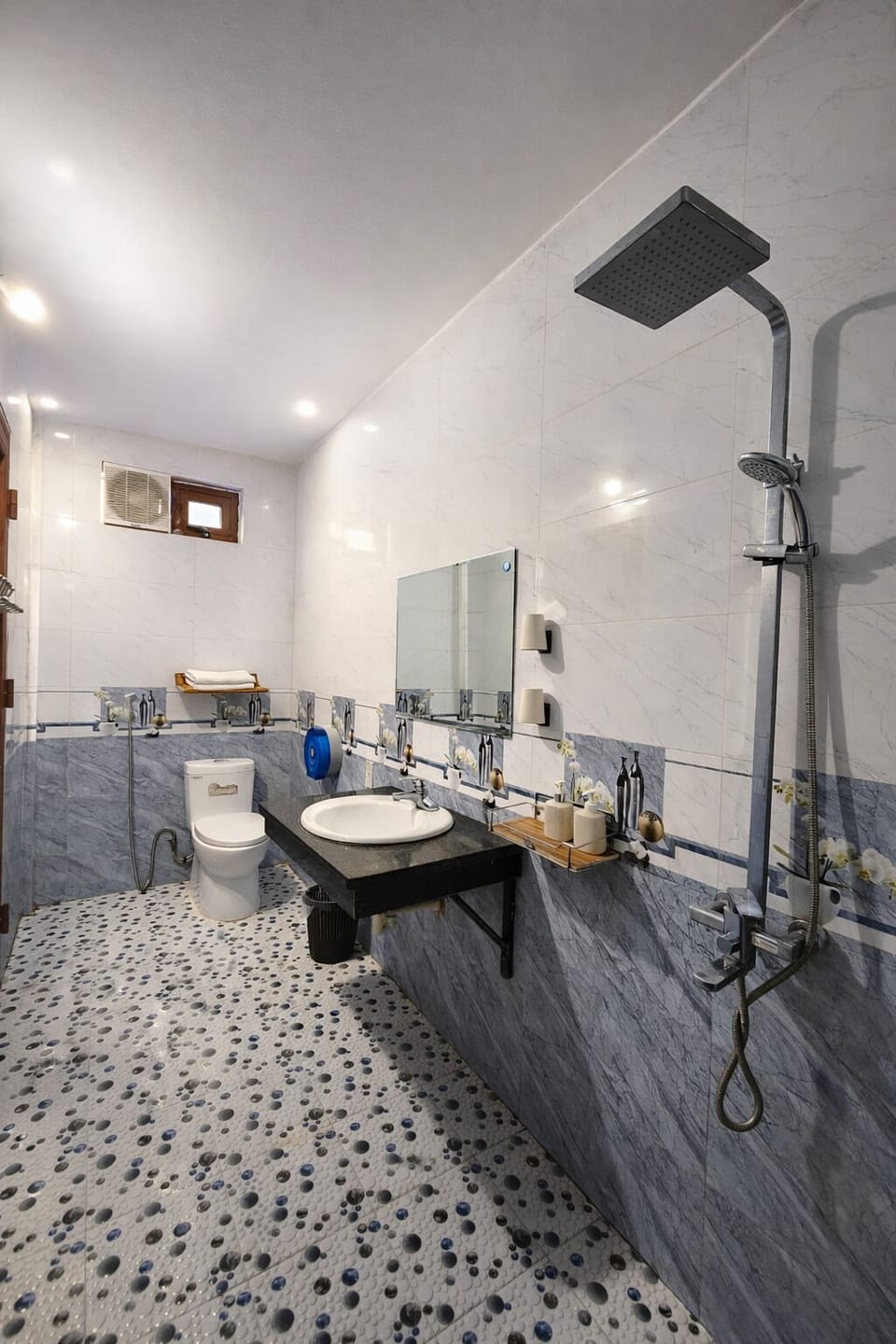 Bungalow, Garden View | Bathroom | Shower, rainfall showerhead, free toiletries, hair dryer