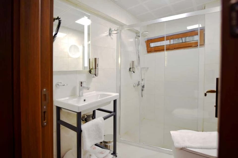 Classic Quadruple Room | Bathroom | Shower, hair dryer, towels, soap