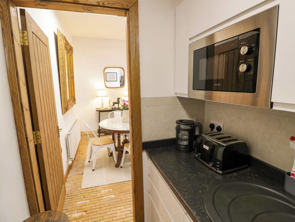 Cottage | Private kitchen | Fridge, toaster, cookware/dishes/utensils