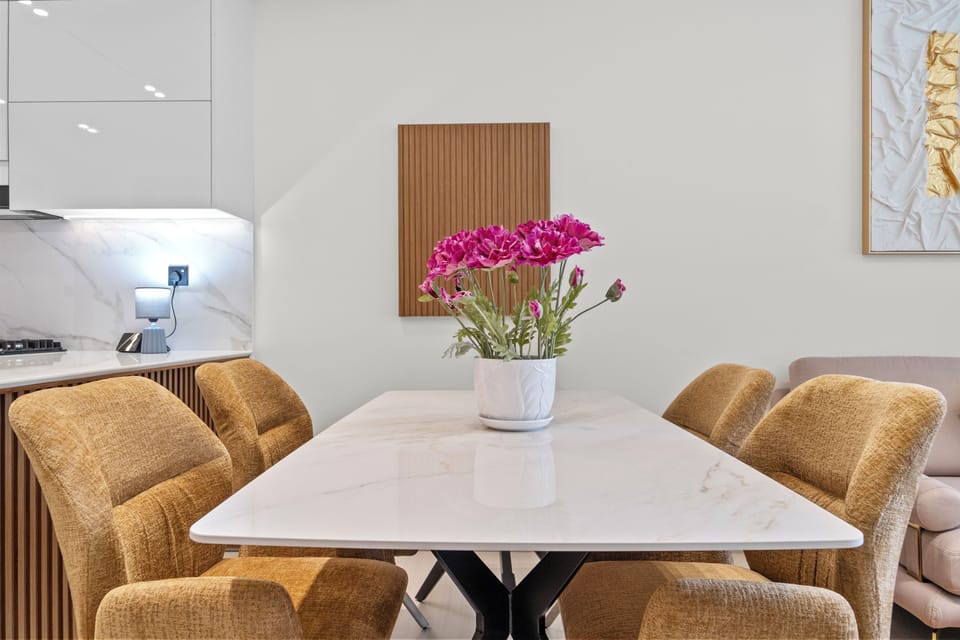 Comfort Apartment, Kitchen, City View | In-room dining