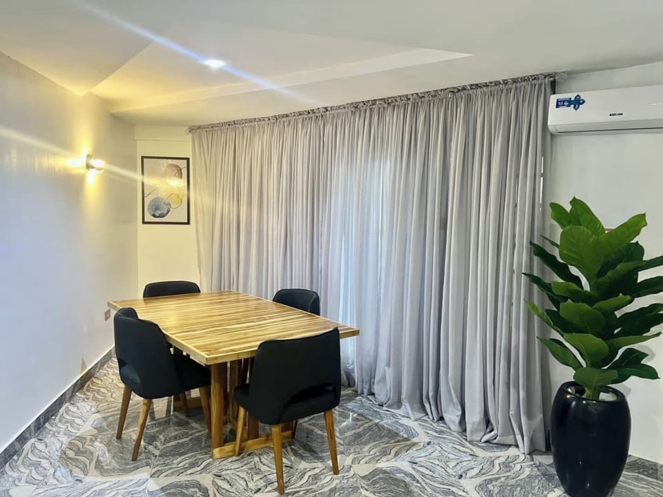 Deluxe Apartment, Balcony, City View | Dining room