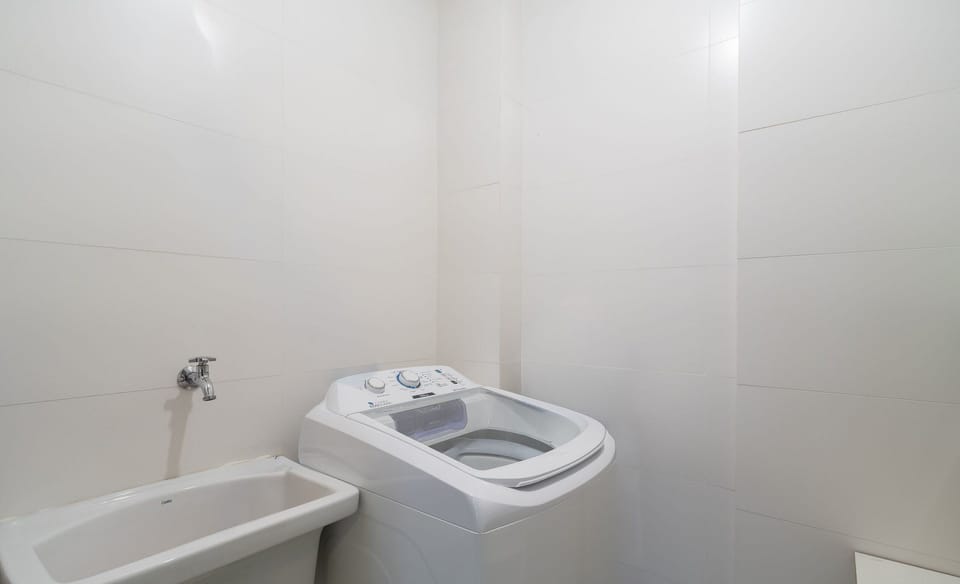 Basic Apartment | Bathroom | Shower