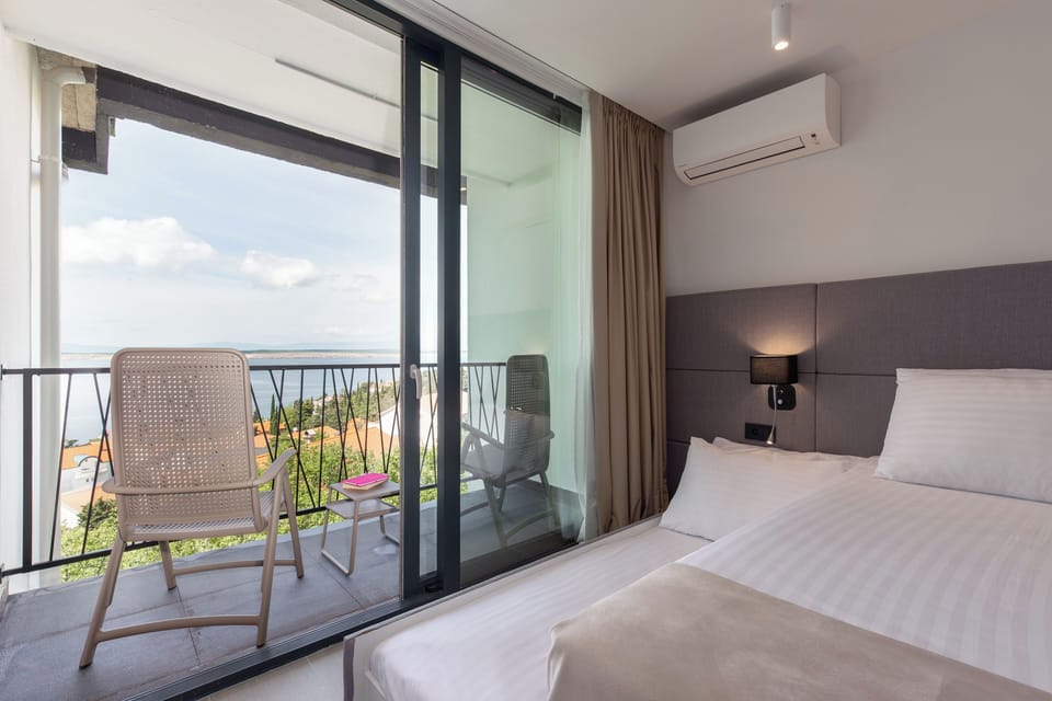Standard double room with 2 extra pull-out beds, sea side, balcony | WiFi (free)