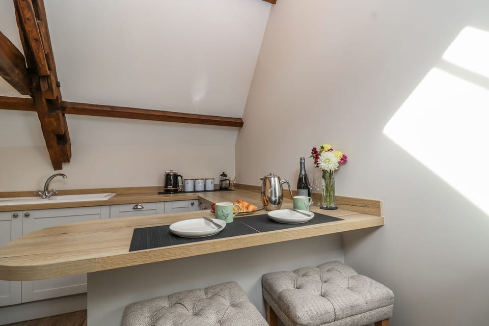 Cottage | Private kitchen | Dishwasher, cookware/dishes/utensils