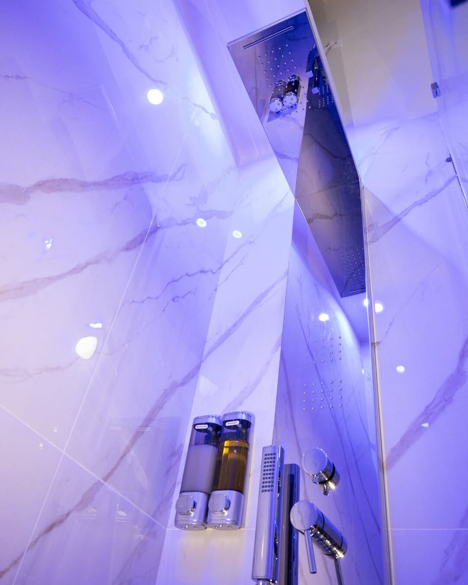 Triple Room, Private Bathroom | Bathroom | Hydromassage showerhead, hair dryer, bidet