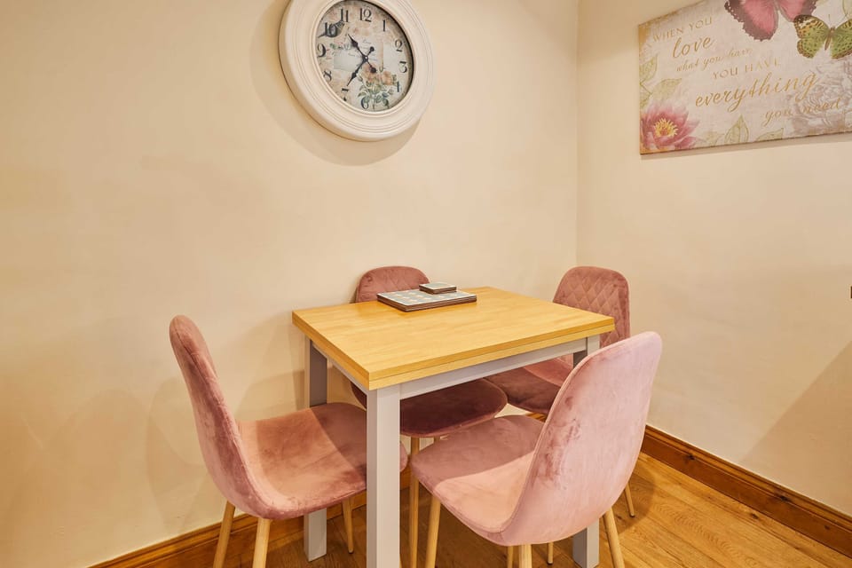 House | 2 bedrooms, desk