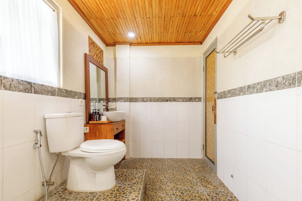 Double Room | Bathroom | Shower, towels, soap, shampoo
