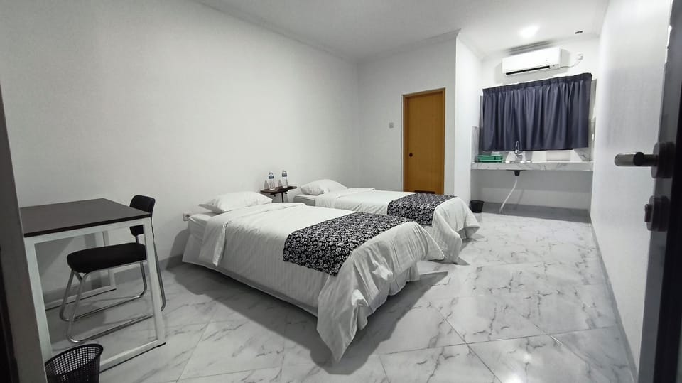 Deluxe Double or Twin Room | Individually furnished, desk, laptop workspace