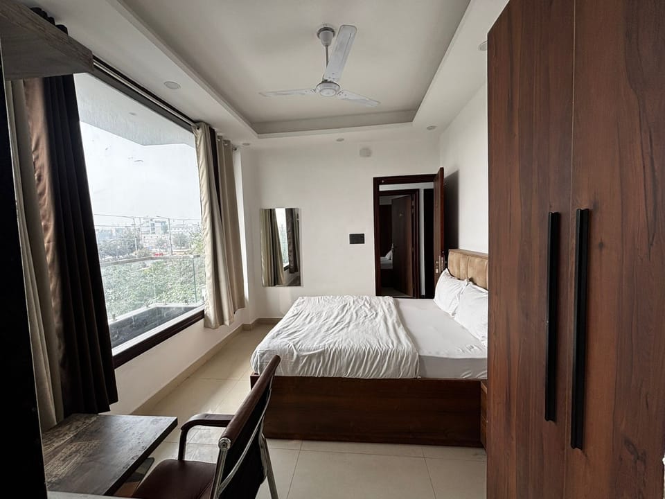 Hypo-allergenic bedding, desk, laptop workspace, free WiFi