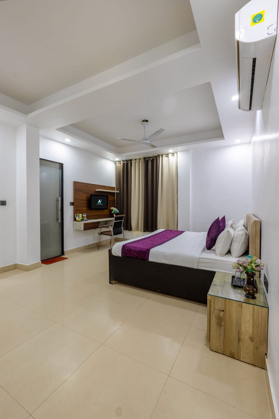 Hypo-allergenic bedding, desk, laptop workspace, free WiFi