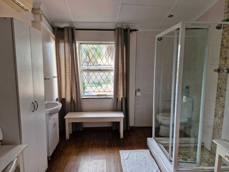 Business Double Room | Bathroom | Shower, towels, soap, shampoo
