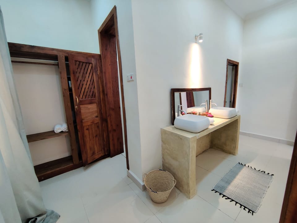 Economy Double Room, Patio, Pool View | Bathroom | Shower, towels, soap, shampoo