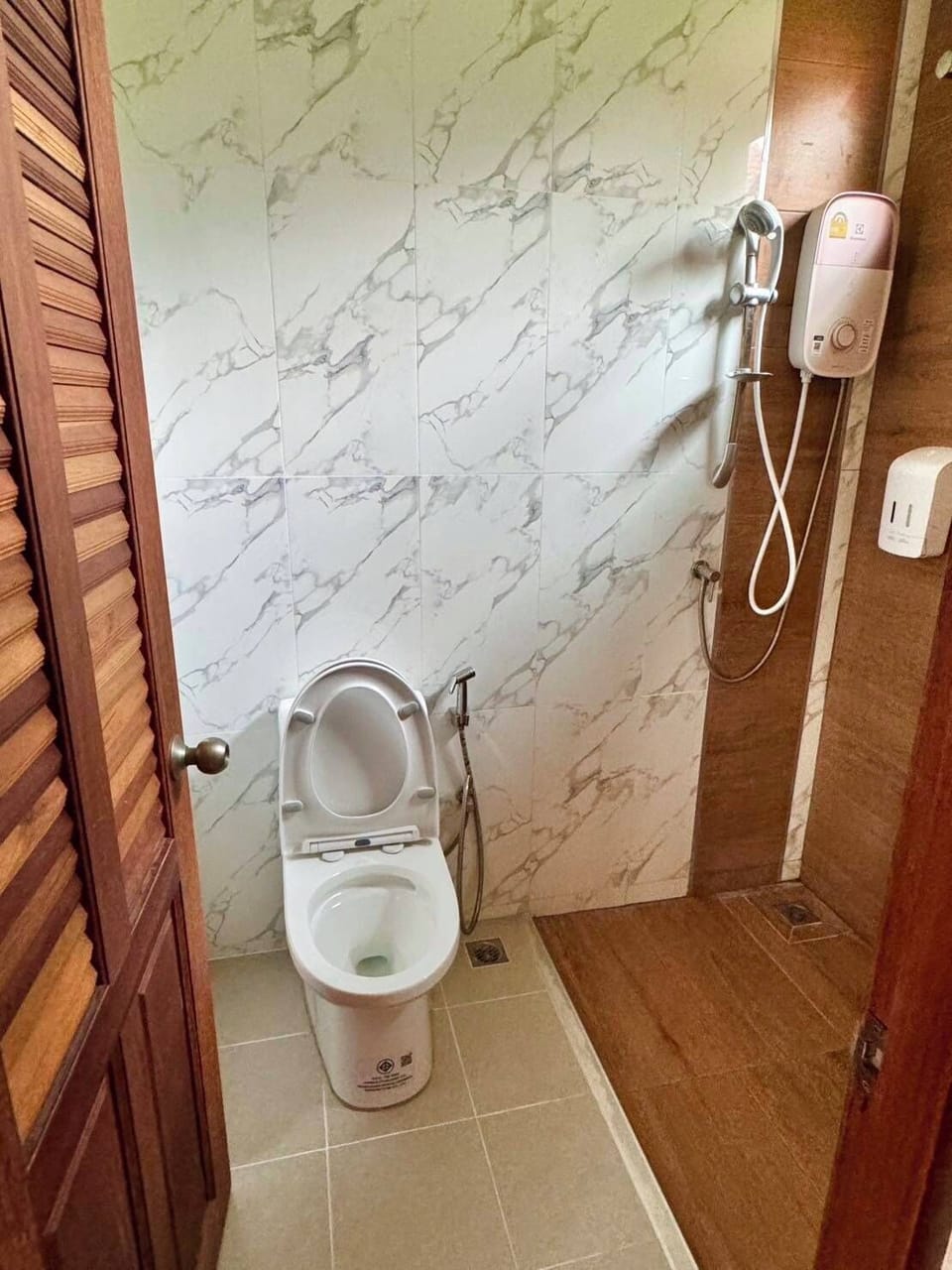 Shower, towels, soap, shampoo