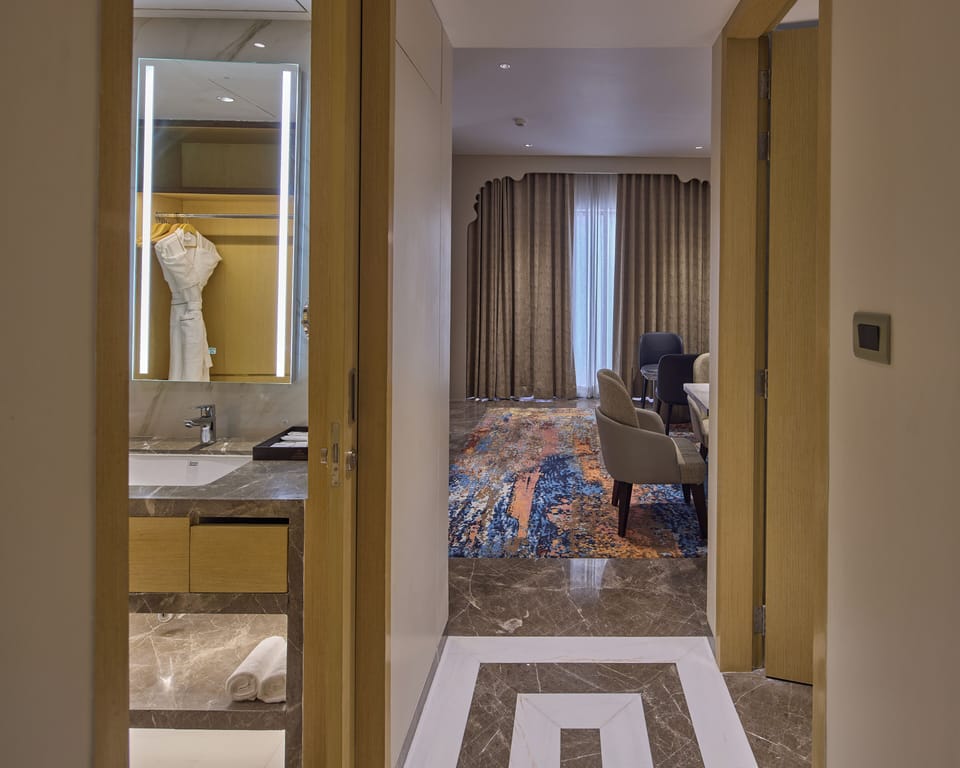 Executive Suite with Bathtub | Hypo-allergenic bedding, minibar, in-room safe, desk
