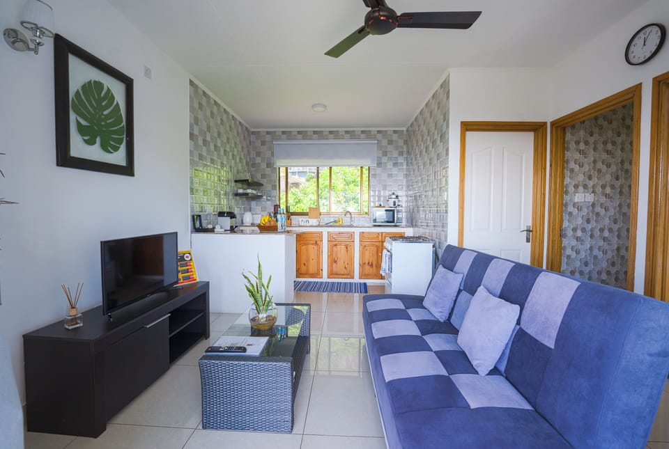 Full-size fridge, microwave, oven, stovetop