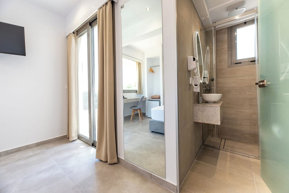 Superior Single Room, Balcony, Ocean View | Bathroom | Shower, free toiletries, hair dryer, towels