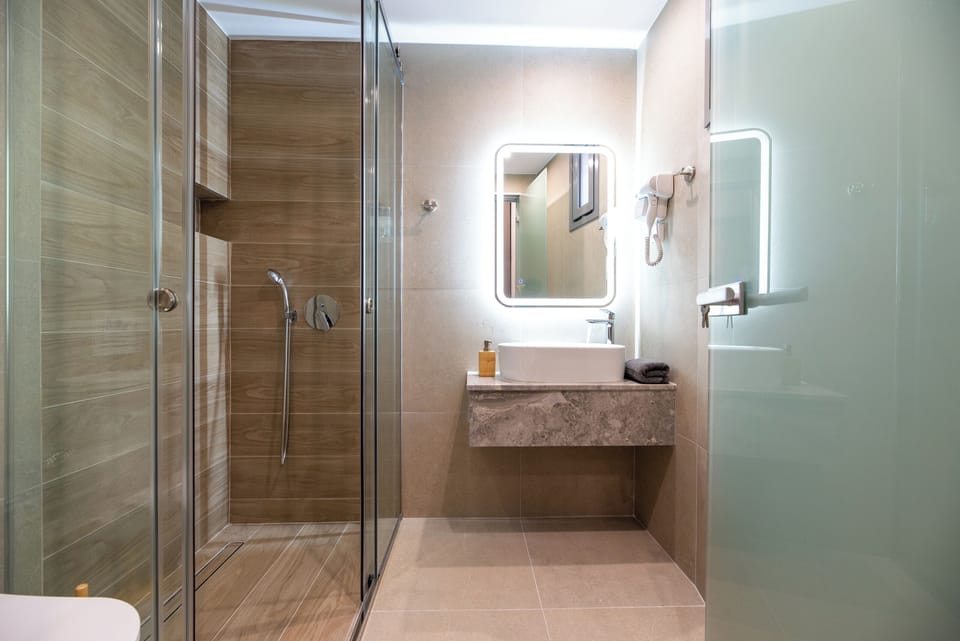 Deluxe Double Room, Courtyard View | Bathroom | Shower, free toiletries, hair dryer, towels