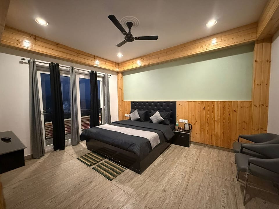 Deluxe Room, Balcony, Hill View | Bed sheets