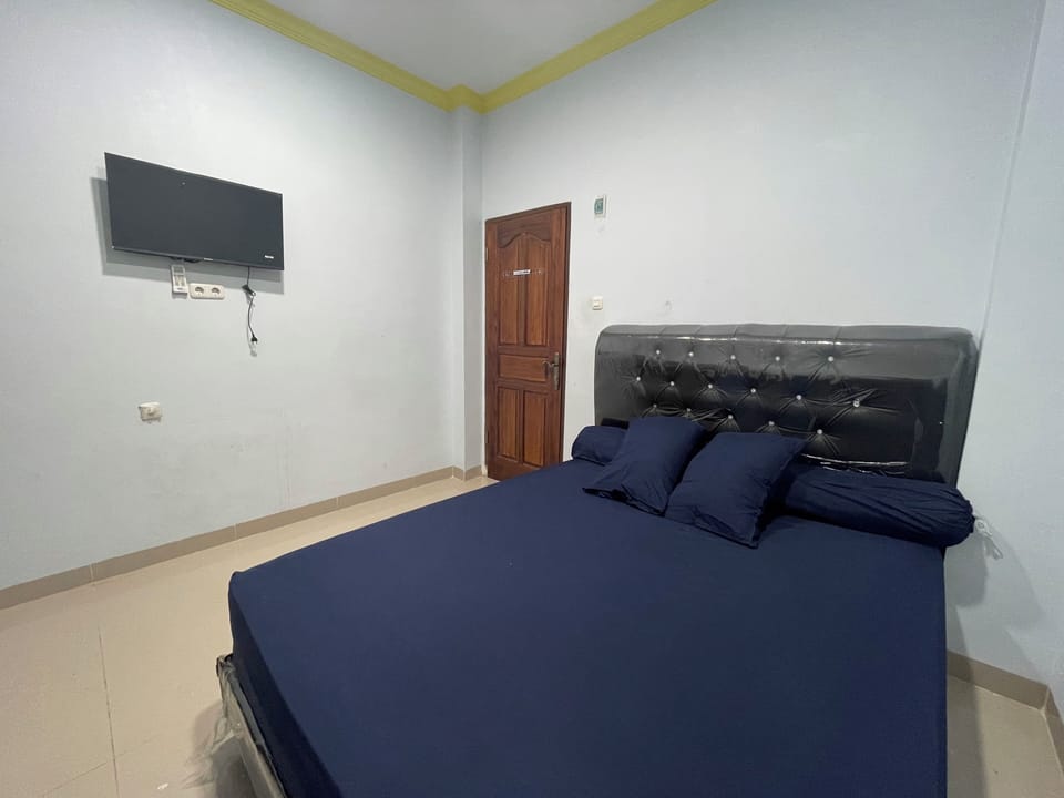 Standard Room | Desk, laptop workspace, WiFi (free), bed sheets