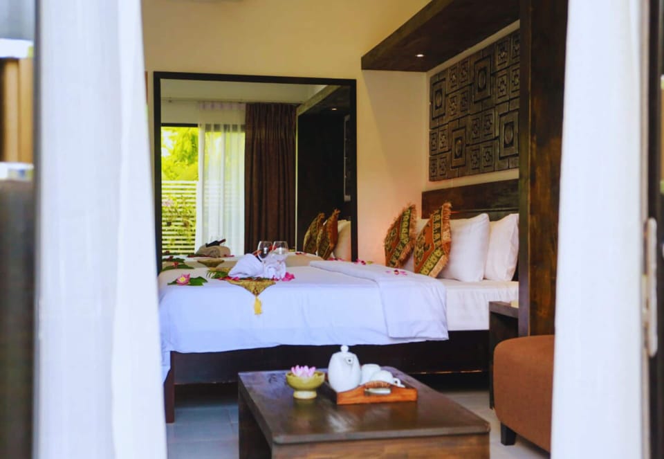 Deluxe King, Pool Access | Egyptian cotton sheets, premium bedding, pillowtop beds, minibar