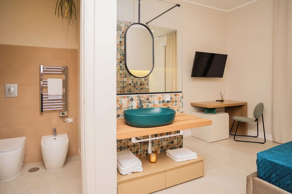 Room | Bathroom | Shower, rainfall showerhead, free toiletries, hair dryer