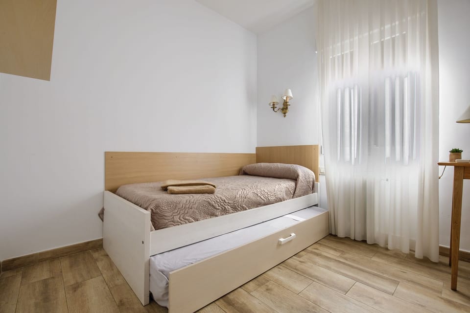 Basic Twin Room, 2 Twin Beds, Air conditioning | Desk, WiFi, bed sheets