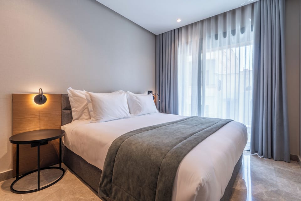 Standard Studio Suite | In-room safe, desk, laptop workspace, blackout drapes