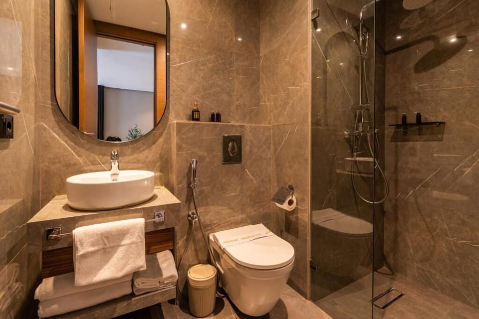 Junior Studio Suite | Bathroom | Shower, hair dryer, bidet, towels