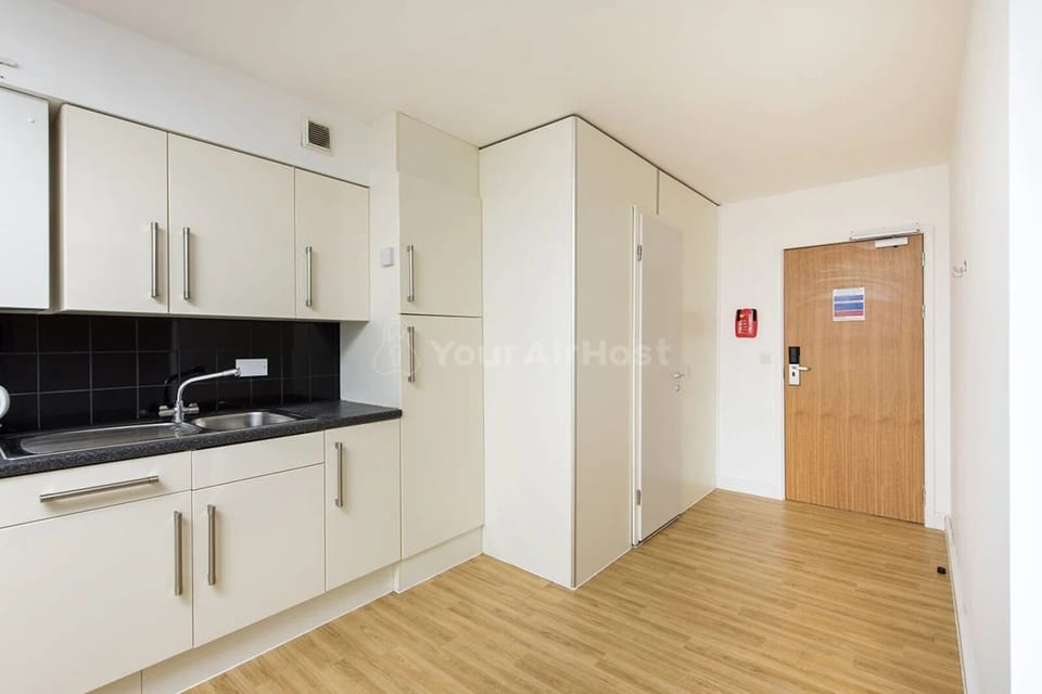 Superior Studio, Non Smoking | Private kitchen | Toaster