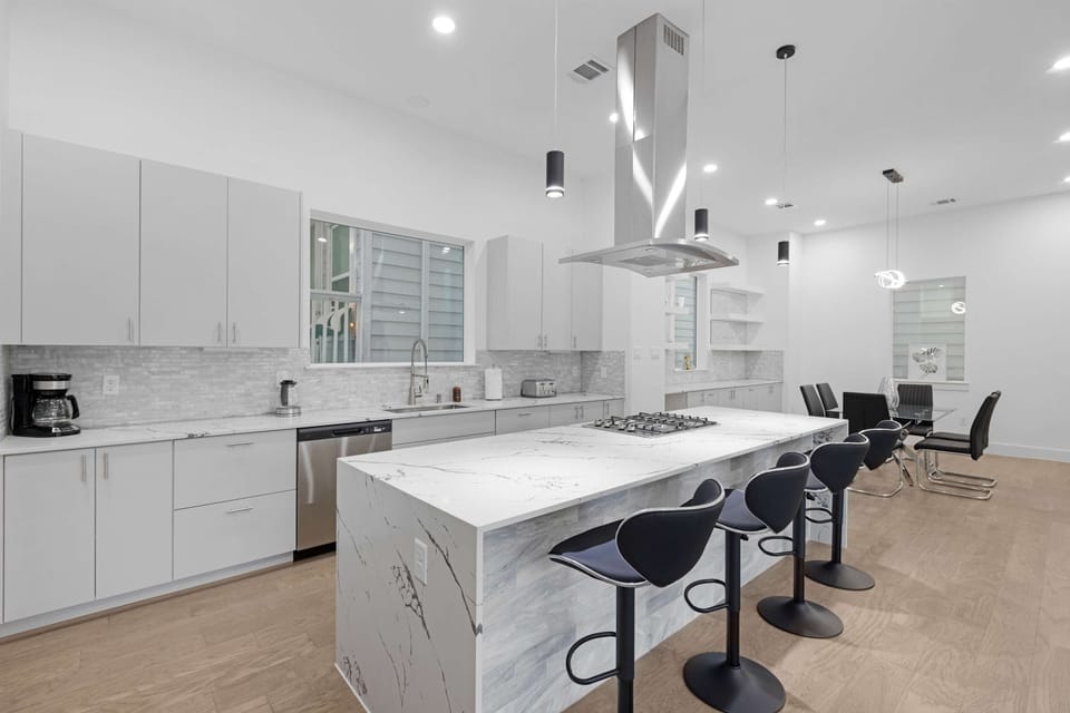 House | 6 bedrooms, high-speed internet