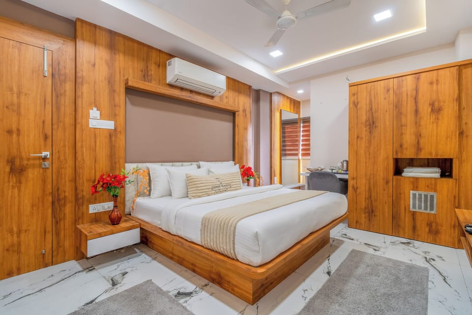 Deluxe Room | Premium bedding, minibar, desk, laptop workspace