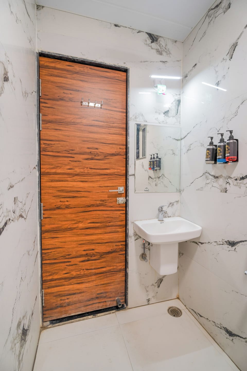 Shower, free toiletries, bidet, towels