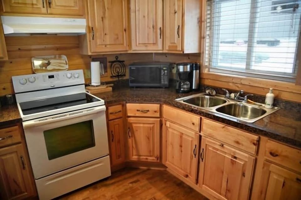 House, 3 Bedrooms | Private kitchen | Coffee/tea maker, fridge, oven, toaster