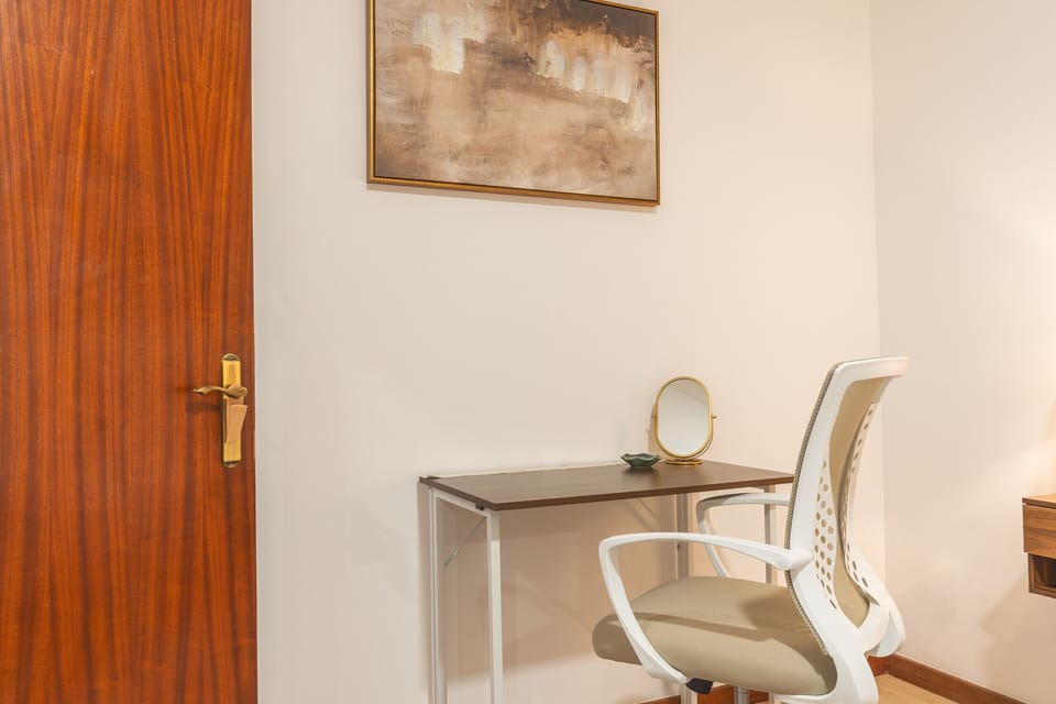 House | 2 bedrooms, desk