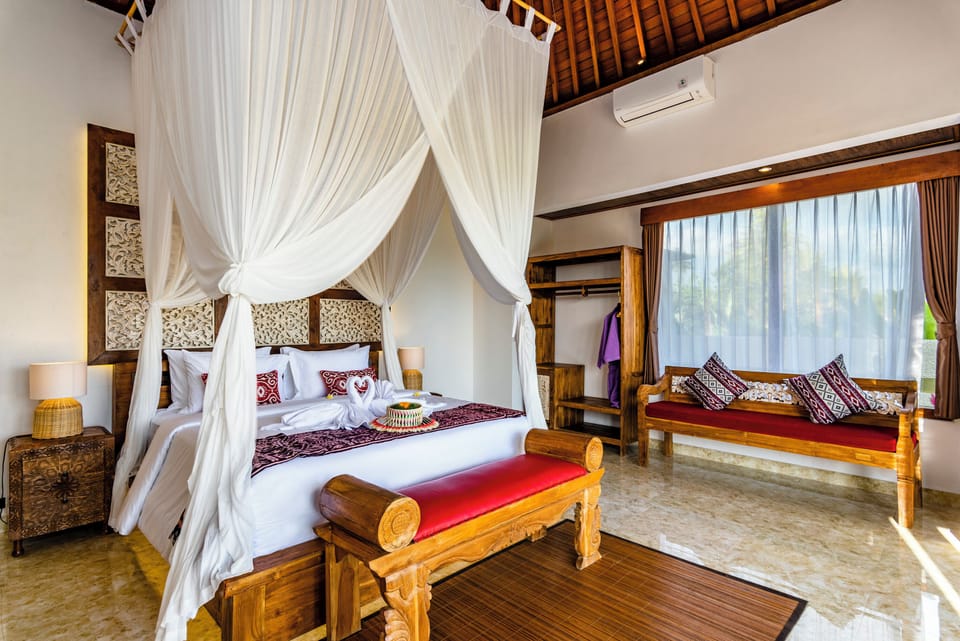 Egyptian cotton sheets, premium bedding, pillowtop beds, desk