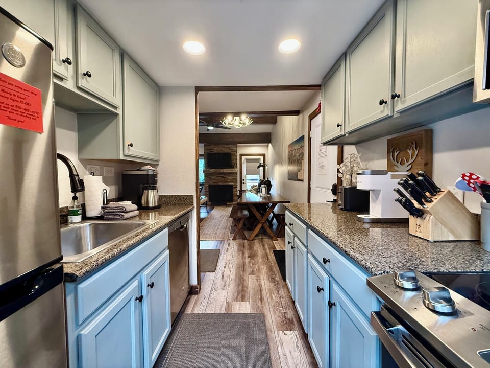 Condo, Multiple Beds, Balcony, Mountain View (The Retreat #6) | Private kitchen