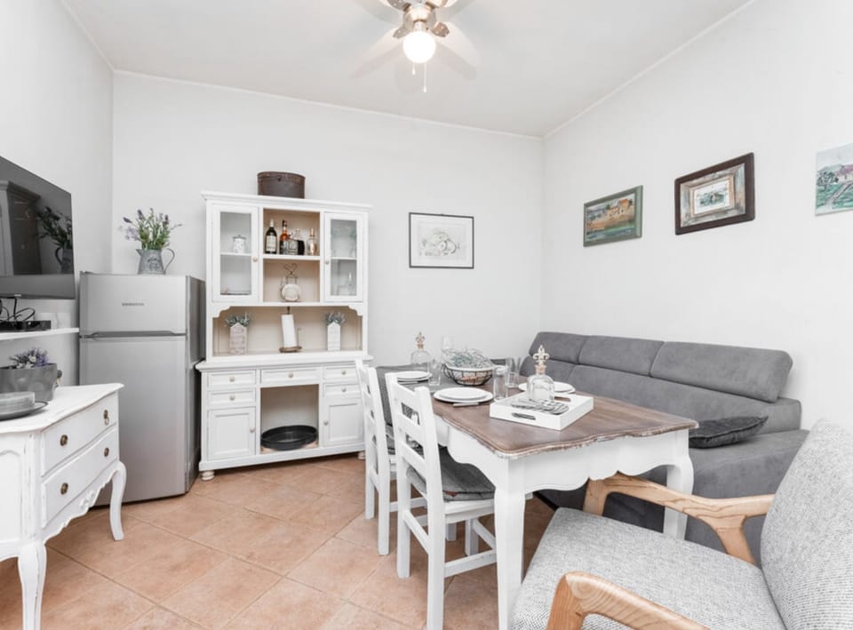 House (One Bedroom House with Terrace and Po) | Living room | 32-inch flat-screen TV with satellite channels
