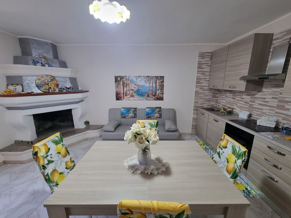 Basic Townhome, Mountain View | Private kitchen