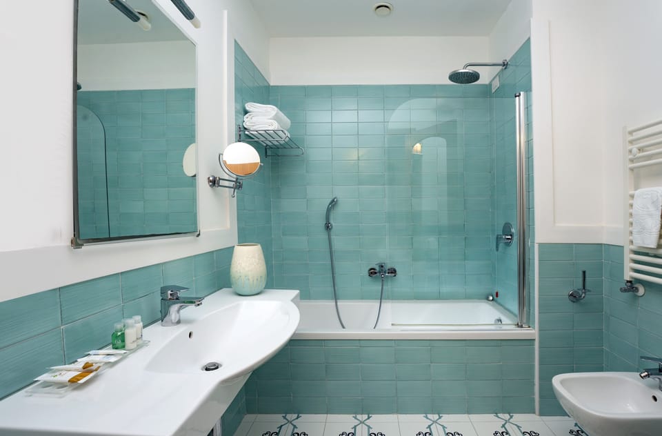 Combined shower/tub, free toiletries, hair dryer, bidet