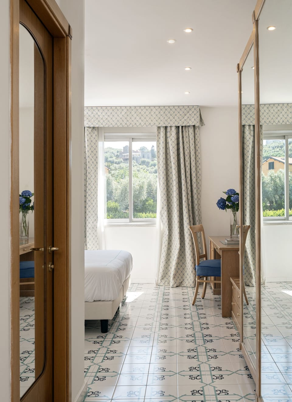 Basic Double or Twin Room | Minibar, in-room safe, desk, blackout drapes